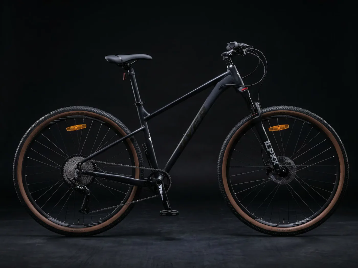 Bicicleta Overtech Peregrine GT negra, de perfil sobre fondo negro