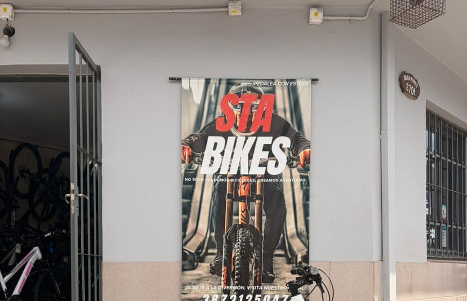 Frente del local de STA BIKES en Deán Funes 2701