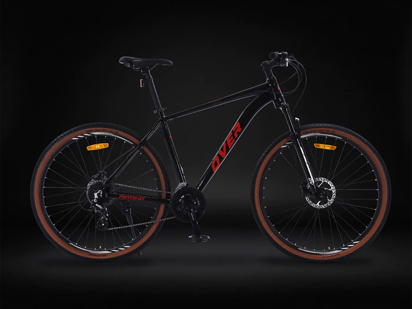 Bicicleta Overtech Fortis GT negra con detalles rojos, de perfil sobre fondo negro